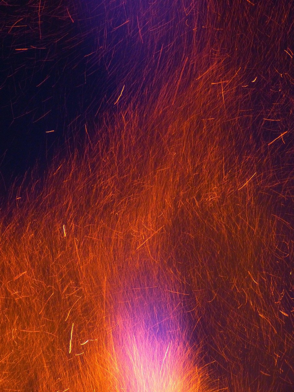 Chemical interactions inside fire plumes: evaluation of chemical regimes and future impact in air quality